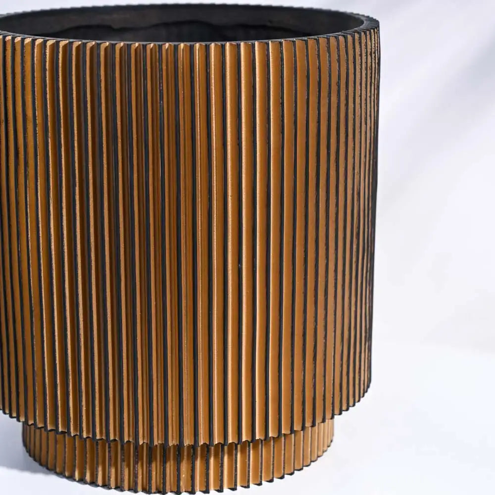 उगाऊ प्लांटर फूलदान सिलेंडर ग्रूव (ब्लैक गोल्ड) | Ugaoo Planter Vase Cylinder Groove (Black Gold)